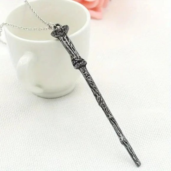 ⭐️NWT Harry Potter Wand Necklace - Picture 1 of 1